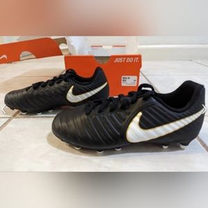 NEW YOUTH SIZE 1 NIKE JUNIOR TIEMPO SOCCER CLEATS